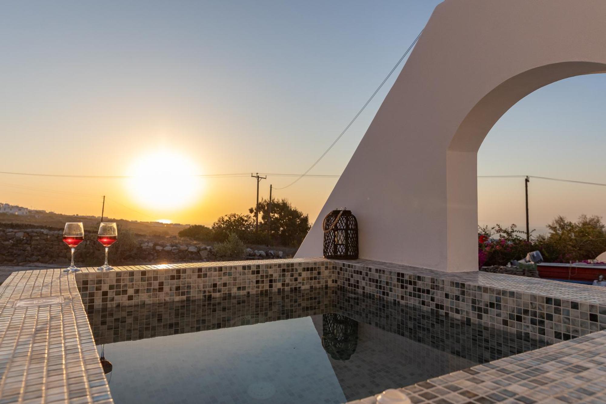 Theophrasti Suites Foinikiá Pokoj fotografie