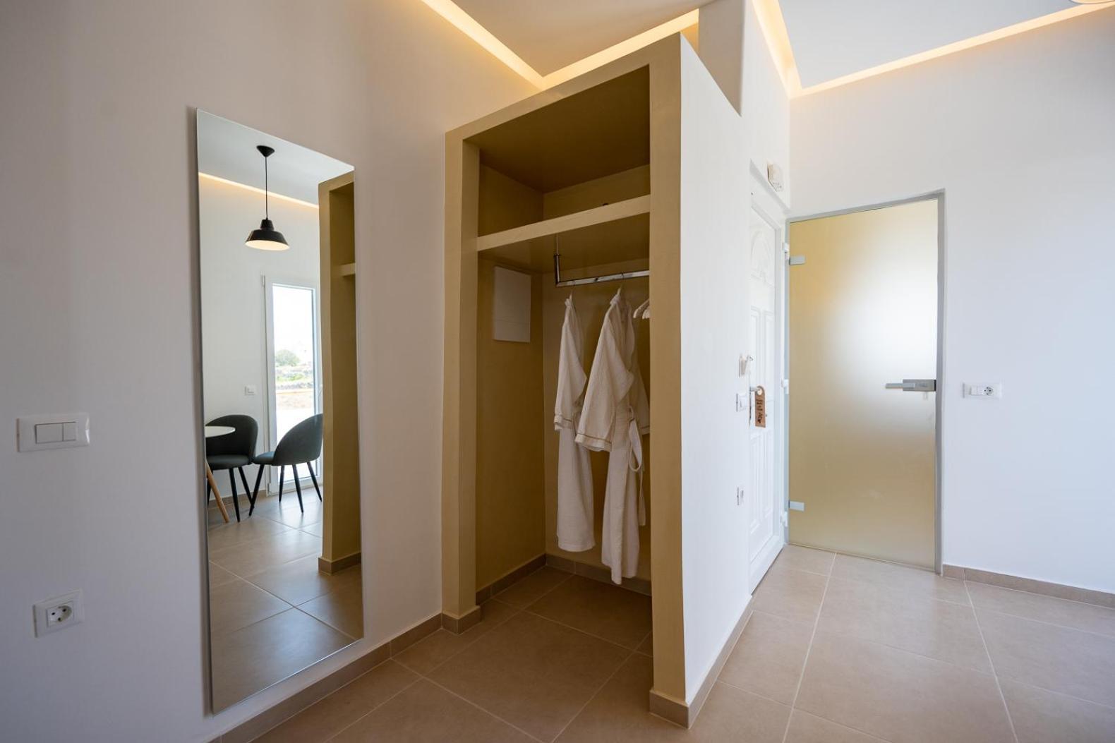 Theophrasti Suites Foinikiá Pokoj fotografie