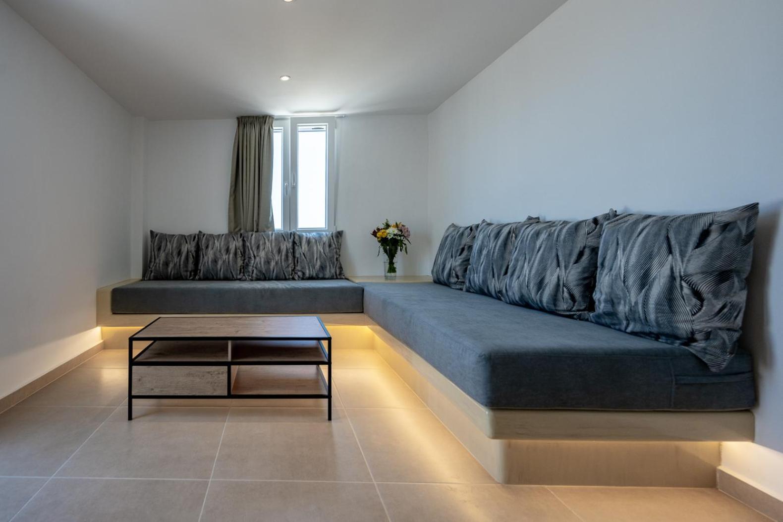 Theophrasti Suites Foinikiá Pokoj fotografie