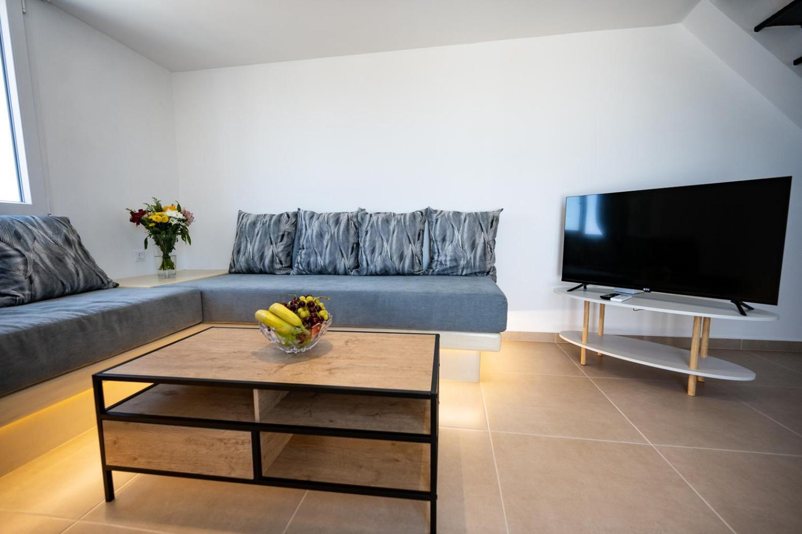 Theophrasti Suites Foinikiá Pokoj fotografie
